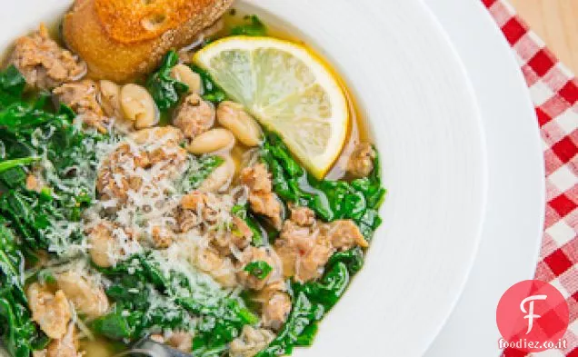 Zuppa di spinaci, fagioli bianchi e salsiccia di tacchino