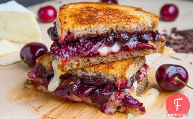 Balsamico arrosto Ciliegia, cioccolato fondente e Brie panino al formaggio grigliato
