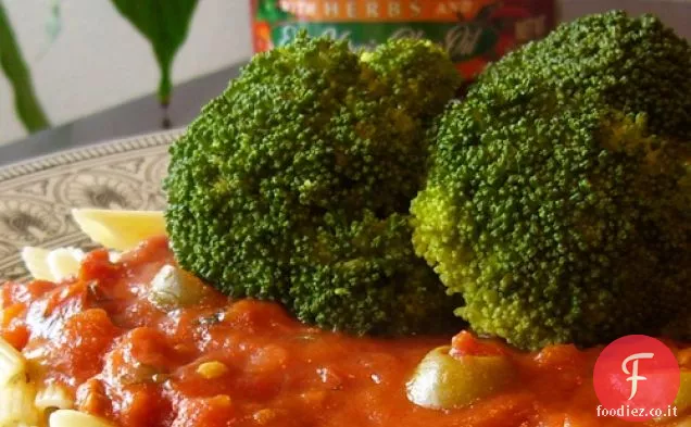 Dieci minuti di pasta al pomodoro e olive essiccate al sole