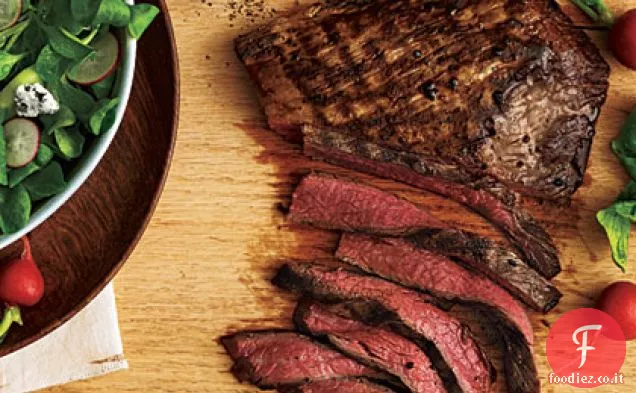 Bistecca con insalata di cetrioli e ravanelli