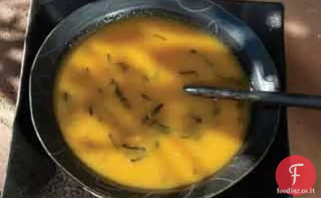Zuppa di carote fresca leggera e rinfrescante