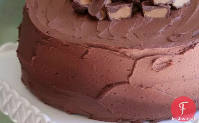 Torta al cioccolato a strati con pasta al burro di arachidi
