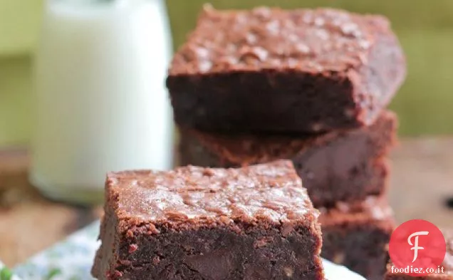 Una ciotola di cioccolato fatto in casa Chunk e Toffee Chip Brownies