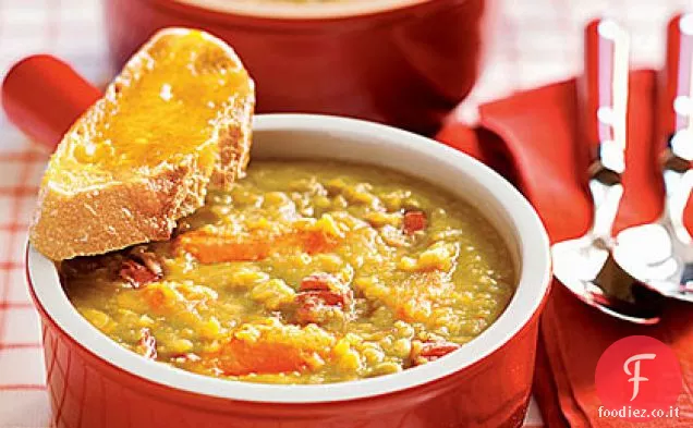 Zuppa di piselli spaccati con toast di cheddar