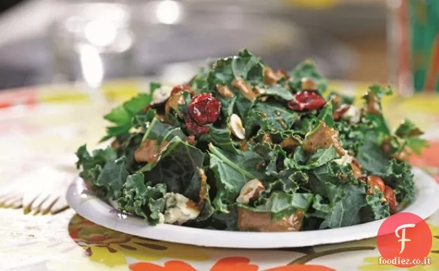 Insalata di cavolo nutriente con condimento balsamico alla nocciola