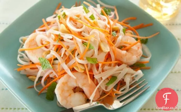 Insalata fresca di gamberetti e carote con condimento per insalata tailandese veloce