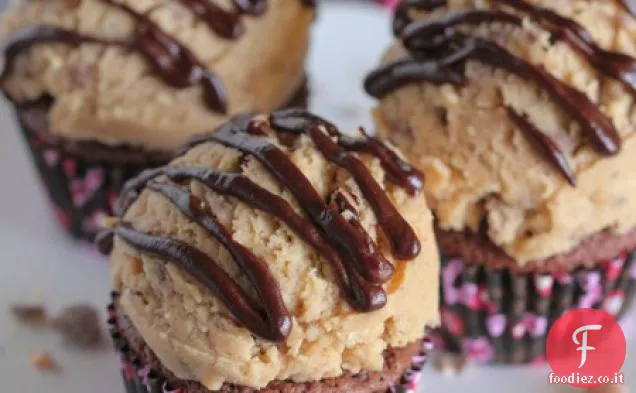 CUPCAKES AL CIOCCOLATO FATTI IN CASA CON BURRO DI ARACHIDI TOFFEE CHIP BISCOTTO PASTA GLASSA