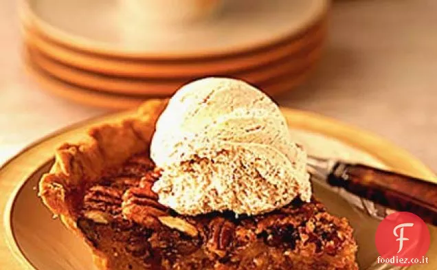 Torta di noci pecan di patate dolci con gelato alla cannella