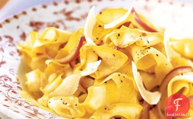 Nastri di zucca gialli con cipolla rossa e parmigiano