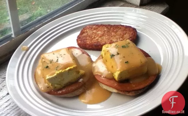 Tofu Benedict con salsa olandese vegana e muffin inglesi fatti in casa