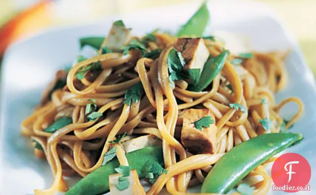 Tofu tailandese e tagliatelle asiatiche piccanti