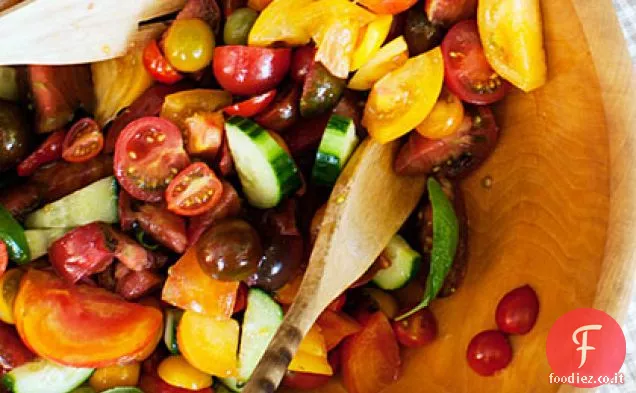 Insalata di pomodori, cetrioli e basilico