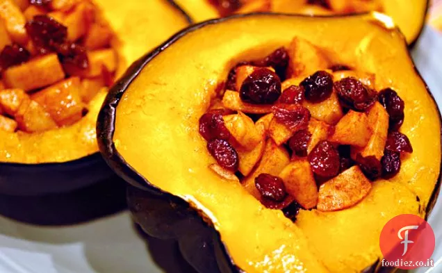 Zucca di ghianda con ripieno di mirtilli rossi e mele