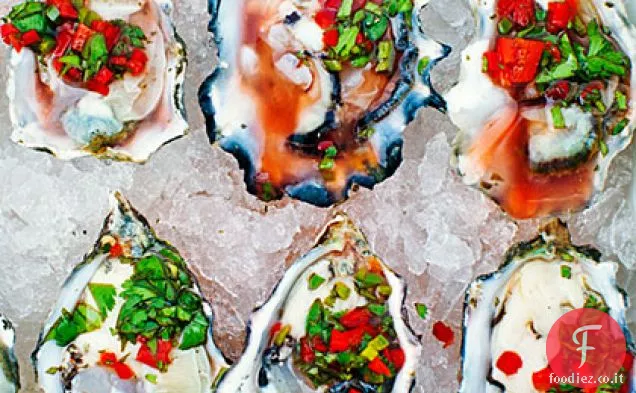 Ostriche sul mezzo guscio con Cile, coriandolo e salsa al limone Meyer