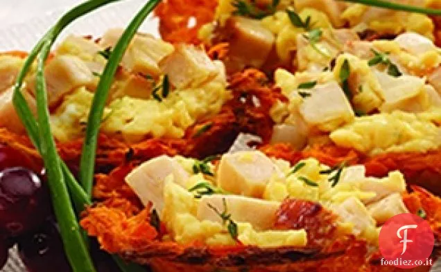 Pollo e uova in un nido di patate dolci