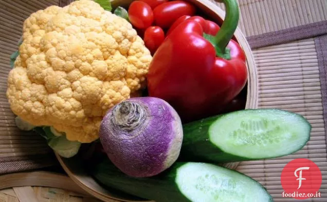 Insalata di couscous di cavolfiore senza cereali crudi