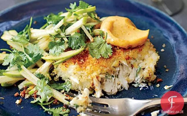 Torte di granchio e maionese al curry con insalata di mele
