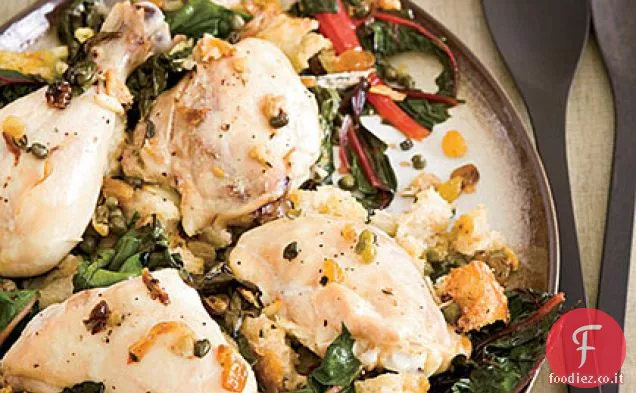 Pollo al forno su un letto di pane e bietole