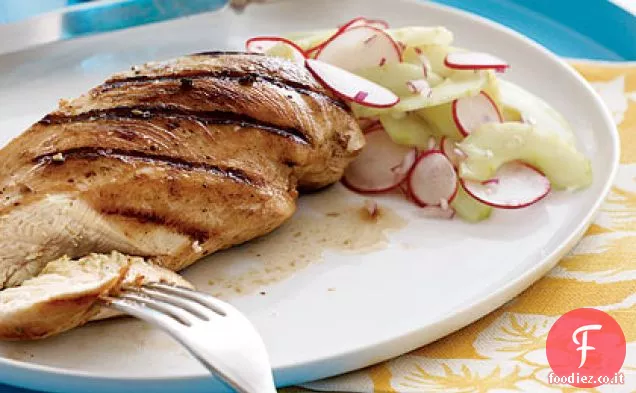 Pollo alla griglia con insalata di cetrioli e ravanelli in agrodolce