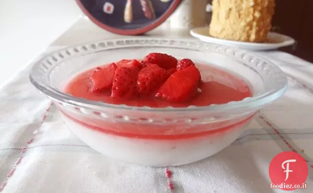 Mangiatoia al latte di mandorle con purea di fragole