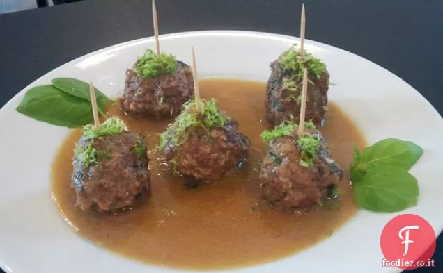 Polpette tailandesi con basilico, lime e cocco salsa al curry