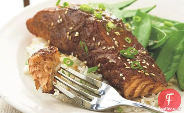 Salmone alla griglia con sfregamento di spezie Est-ovest e glassa di soia all'arancia
