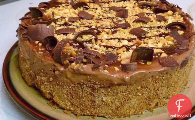 Torta di mousse al burro di arachidi al cioccolato vegan con salsa di agave al burro di arachidi al cioccolato