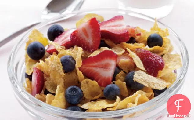 Cornflakes, latte magro e bacche