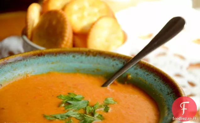 Zuppa di crema di peperone rosso piccante