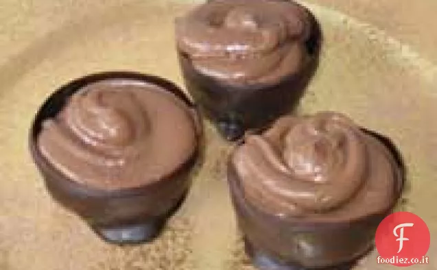 Tazze di cioccolato vegan con mousse al cioccolato decadente