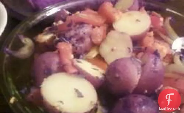 Patate arrosto con pomodori, basilico e aglio