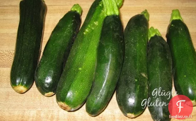 Tagliatelle cinesi crude di canapa e zucchine