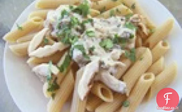 Shiitakes e penne integrali in una cremosa salsa all'aglio vegana a basso contenuto di grassi