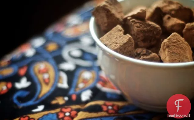 Un'indulgenza benigna: tartufi di cioccolato maya rustici