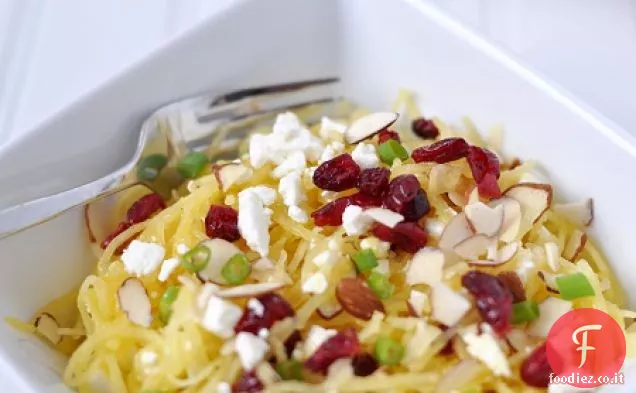 Zucca di spaghetti con Feta, mirtilli secchi e mandorle