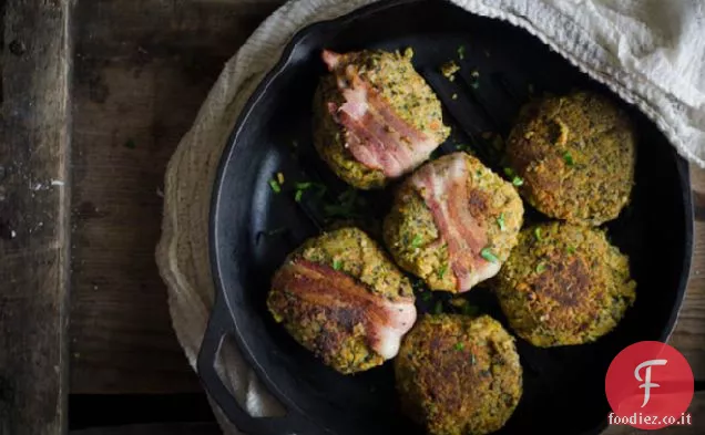 A per buona fortuna: Torte di piselli dagli occhi neri con verdure al cavolo e patate dolci