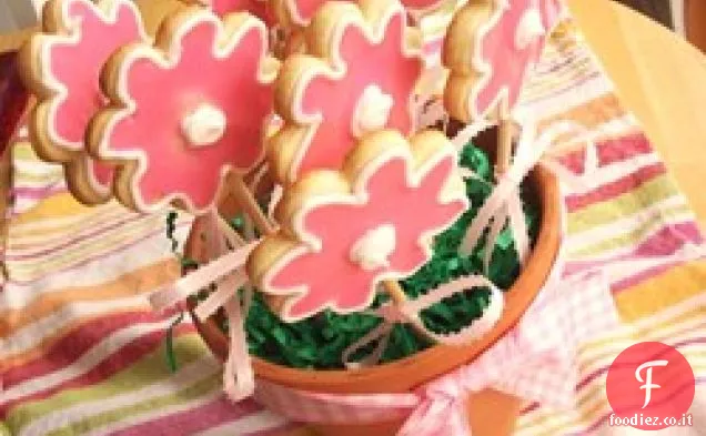 Biscotti tagliati in un vaso di fiori