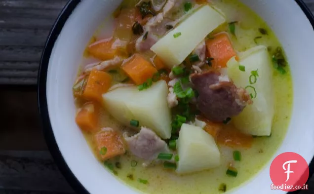 Cottura a fuoco aperto: Pancetta inglese, porro e zuppa di patate