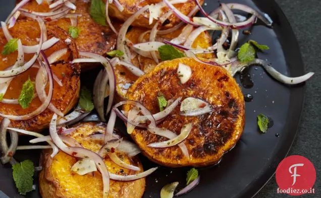 Zucca arrosto con cipolla rossa, origano e menta
