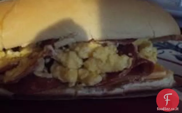 Panino sottomarino con uova strapazzate e peperoni