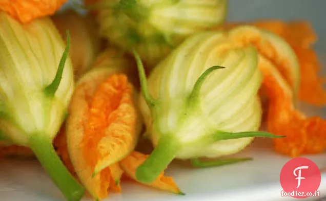 Fiori di zucca ripieni fritti