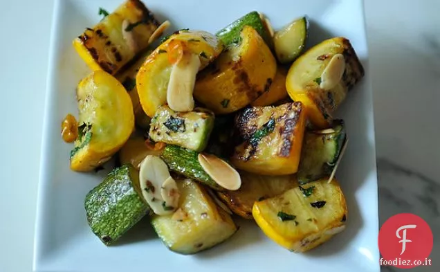 Zucchine E Zucca Estiva Con Peperoncino, Menta e Mandorle Tostate