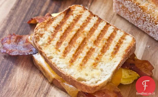 Bacon, uovo e Cheddar Inglese Muffin Panini