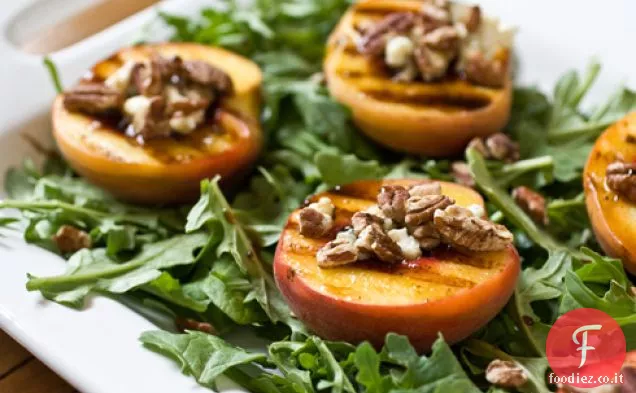 Insalata di pesche grigliate con noci Pecan tostate, Formaggio Erborinato e Sciroppo Balsamico al miele