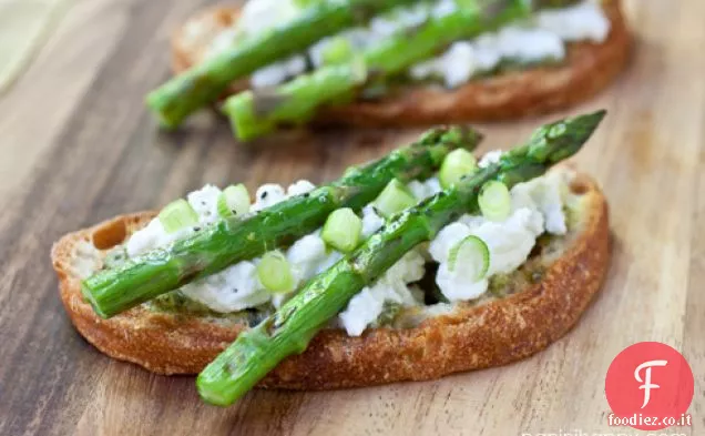 Tartine di Asparagi alla Griglia con Ricotta Fresca, Pesto e Scalogno