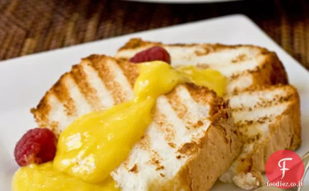 Torta di cibo angelo alla griglia con cagliata al limone