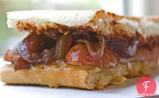 Salsiccia di Pollo, Burro di Mele e Fontina Panini con Cipolle Rosse Caramellate