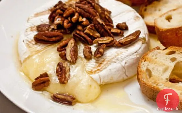 Consiglio veloce: Brie alla griglia con miele e noci Pecan tostate