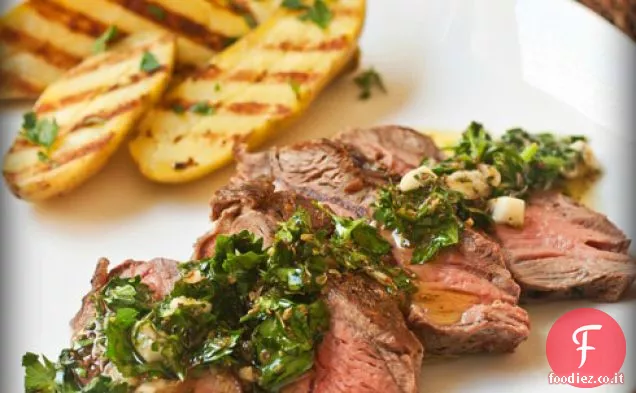 Bistecca di ferro alla griglia con Chimichurri e patate Fingerling