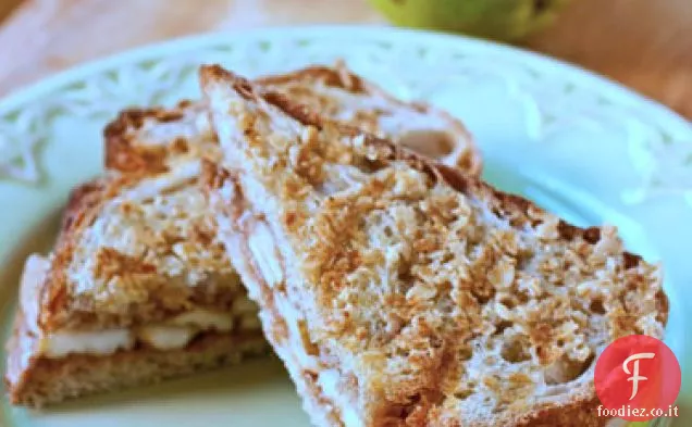 Panini al Burro di Mandorle e Pere in crosta di muesli
